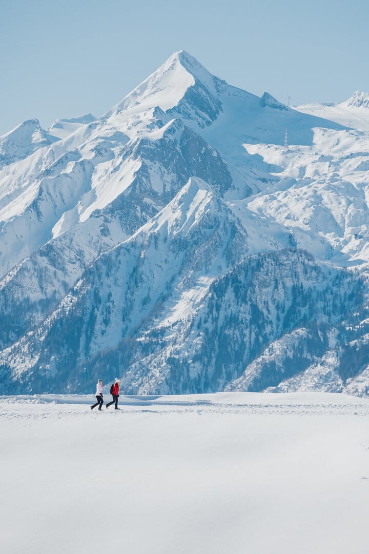 winterwanderung-mit-aussicht-aufs-kitzsteinhorn-winter-hike-with-view-to-kitzsteinhorn-c-zell-am-see-kaprun-tourismus-medium